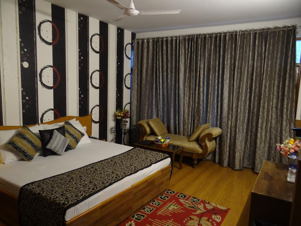 Hotel Natraj Manali Dharamshala Kamer foto