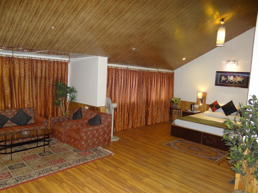 Hotel Natraj Manali Dharamshala Kamer foto
