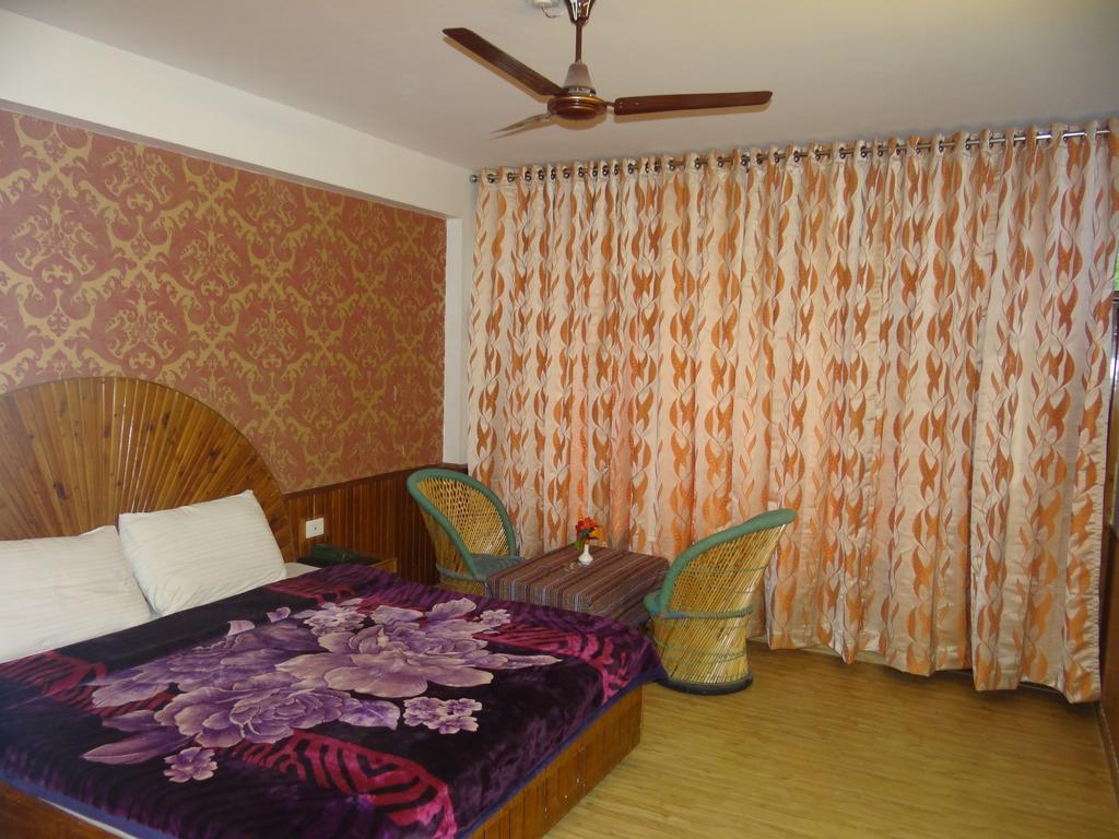 Hotel Natraj Manali Dharamshala Kamer foto